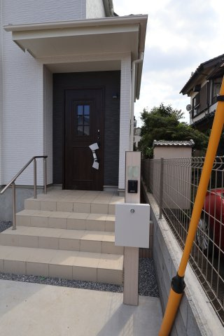 《仲介手数料無料》上尾市緑丘４丁目10-8新築一戸建てハートフルタウンの玄関