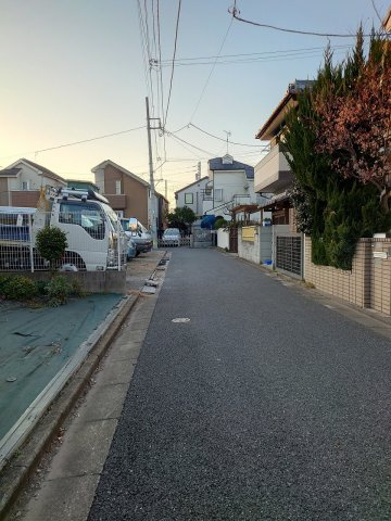 【前面道路含む現地写真】 | 練馬区大泉学園町4丁目　建築条件無売地　全1区画　(保谷店) | 小学校まで徒歩2分の近さ。低学年のお子様の登下校も安心できます。