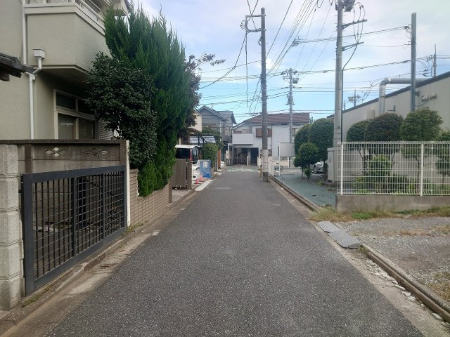 【前面道路含む現地写真】 | 練馬区大泉学園町4丁目　建築条件無売地　全1区画　(保谷店) | 公園や緑の多い閑静な住宅地でのびのびとした暮らし。
