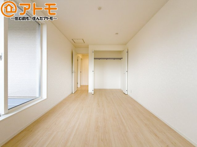【寝室】 | 清水区蜂ヶ谷第7　新築戸建　2号棟 | バルコニーに面したお部屋なので、布団などの大きなものも楽々干せます♪