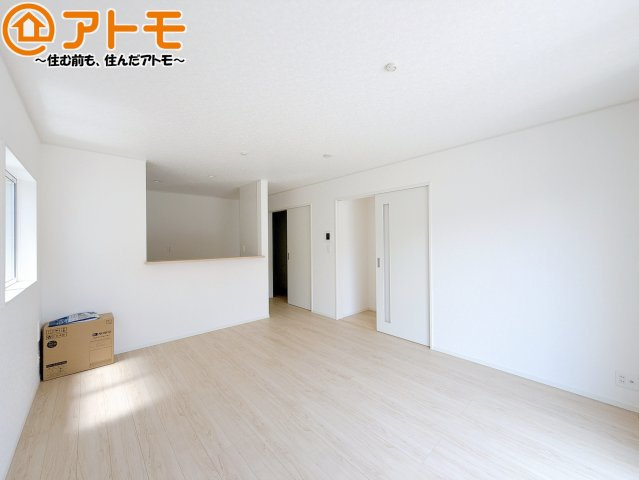 【居間・リビング】 | 清水区蜂ヶ谷第7　新築戸建　2号棟 | 家族団らんのイメージは、リビングを思い浮かべませんか？リビングこそ広々としたお部屋が良いですね♪