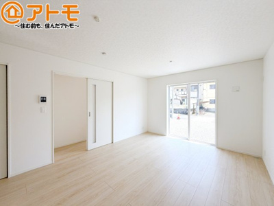 【居間・リビング】 | 清水区蜂ヶ谷第7　新築戸建　2号棟 | 日当たりのよいリビングは、一年を通してぽかぽかとしています。家族が自然と集まる空間になりそうですね♪