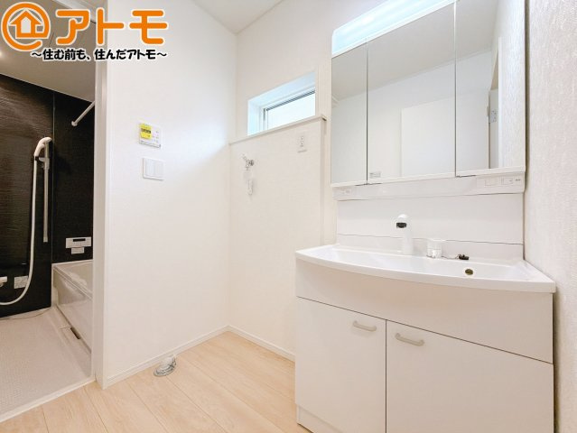 【独立洗面台】 | 清水区蜂ヶ谷第7　新築戸建　2号棟 | シャワータイプの洗面台は、洗濯物の土汚れなどの予洗いもしやすいため、お子様のいるご家庭でも大活躍！
