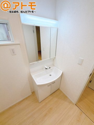 【独立洗面台】 | 清水区蜂ヶ谷第7　新築戸建　2号棟 | 三面鏡の中は収納になっているため、スッキリとした洗面台を保つことができます♪