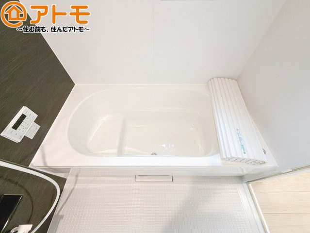 【浴室】 | 清水区蜂ヶ谷第7　新築戸建　1号棟 | お子様やお年寄りが使いやすいだけでなく、半身浴にも便利なベンチタイプの湯舟です。お湯の節約にも！