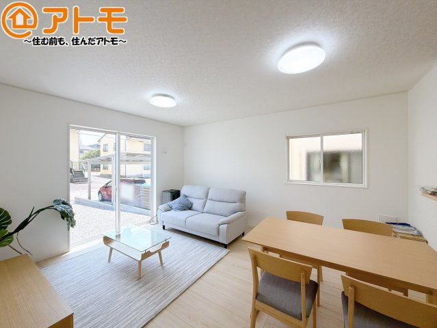 【居間・リビング】 | 清水区蜂ヶ谷第7　新築戸建　1号棟 | 日当たりのよいリビングは、一年を通してぽかぽかとしています。家族が自然と集まる空間になりそうですね♪