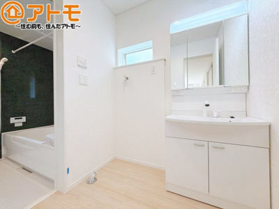 【独立洗面台】 | 清水区蜂ヶ谷第7　新築戸建　1号棟 | シャワータイプの洗面台は、洗濯物の土汚れなどの予洗いもしやすいため、お子様のいるご家庭でも大活躍！