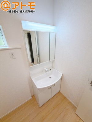 【独立洗面台】 | 清水区蜂ヶ谷第7　新築戸建　1号棟 | 三面鏡の中は収納になっているため、スッキリとした洗面台を保つことができます♪