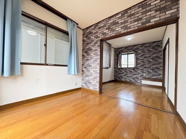 綾瀬市寺尾台　中古戸建　全１棟の洋室|明るい洋室