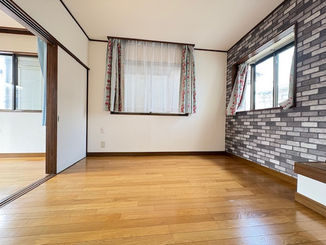 綾瀬市寺尾台　中古戸建　全１棟の洋室|明るい洋室です