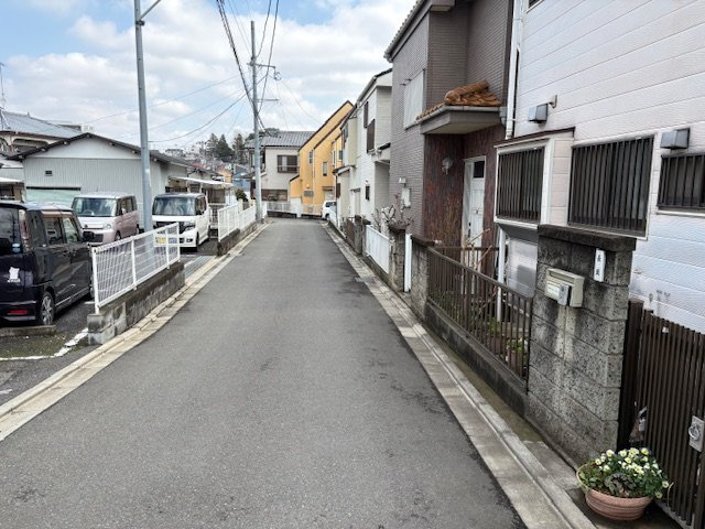綾瀬市寺尾台　中古戸建　全１棟の前面道路含む現地写真|前面道路含む現地写真です