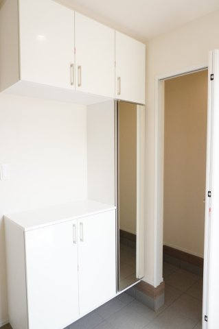 草加市清門3丁目 新築分譲住宅 全3棟 C号棟の玄関|シューズインクローク
