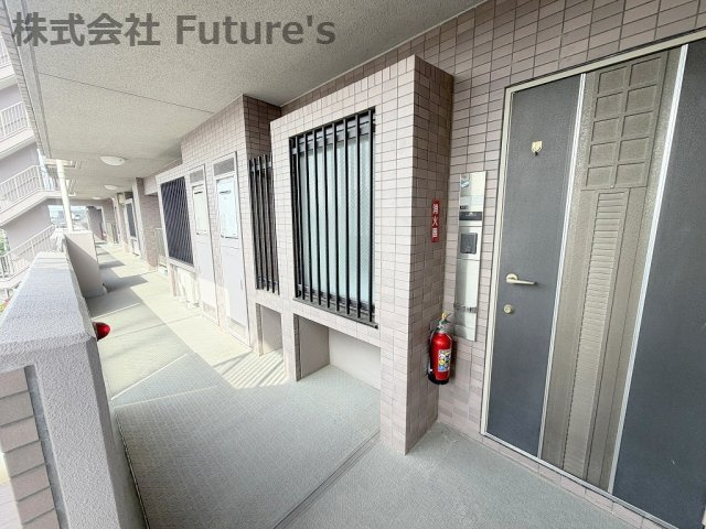 ライオンズマンション三郷早稲田公園のその他共用部分|玄関前の共用通路です