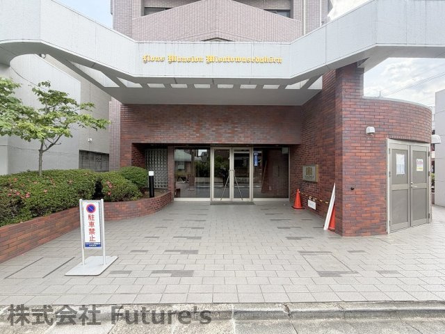 ライオンズマンション三郷早稲田公園のエントランス|重厚感のあるエントランス部分です。