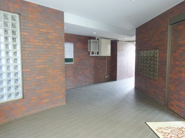 ライオンズマンション三郷早稲田公園のロビー|シンプルなロビーです。