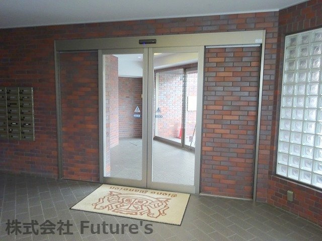 ライオンズマンション三郷早稲田公園の防犯設備|オートロック付きで防犯面も安心です。