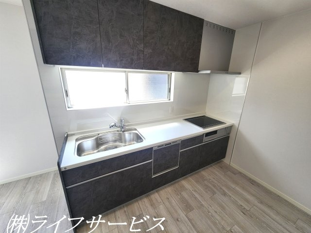 【キッチン】 | 十八条２丁目中古戸建 | システムキッチン新調／ＩＨクッキングヒーター、ビルトイン食器洗浄乾燥機＆浄水器付の機能的なキッチン！
