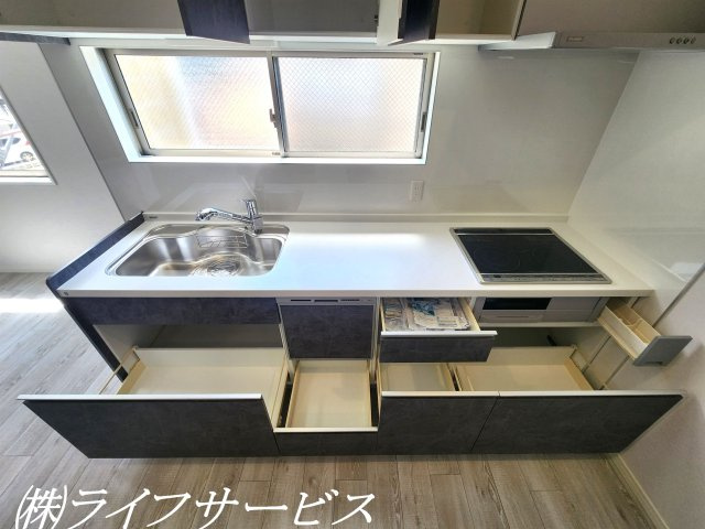 【キッチン】 | 十八条２丁目中古戸建 | システムキッチン新調／ＩＨクッキングヒーター、ビルトイン食器洗浄乾燥機＆浄水器付の機能的なキッチン！