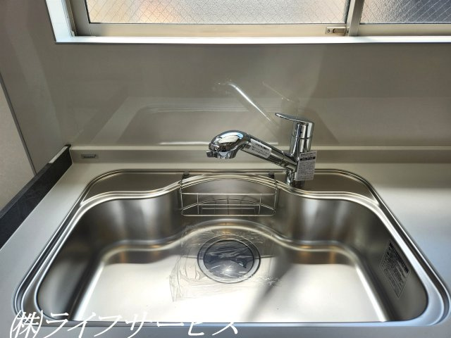 【キッチン】 | 十八条２丁目中古戸建 | キッチンシンク／浄水器付水栓搭載