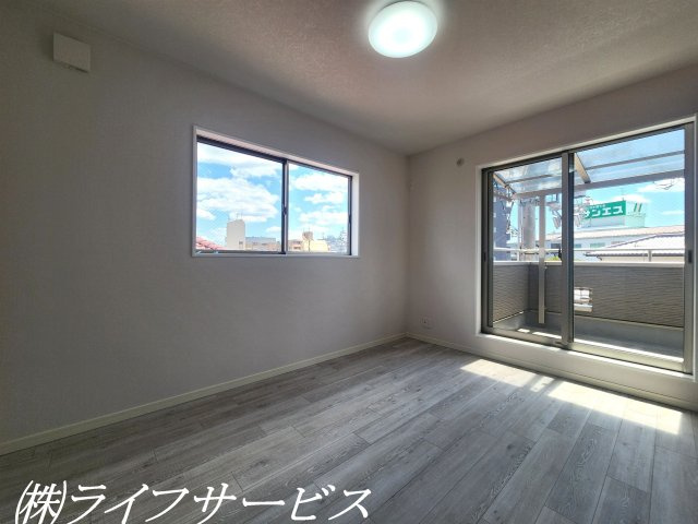 【洋室】 | 十八条２丁目中古戸建 | ３階東側洋室６帖/陽当り良好！クローゼット有！