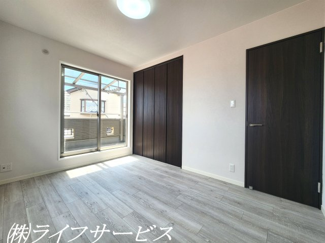 【洋室】 | 十八条２丁目中古戸建 | ３階東側洋室６帖/陽当り良好！クローゼット有！