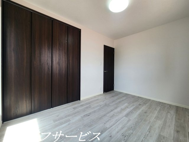 【洋室】 | 十八条２丁目中古戸建 | ３階東側洋室６帖/陽当り良好！クローゼット有！
