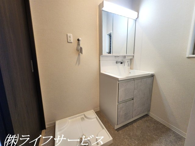 【洗面所】 | 十八条２丁目中古戸建 | 洗面室／換気にうれしい窓有