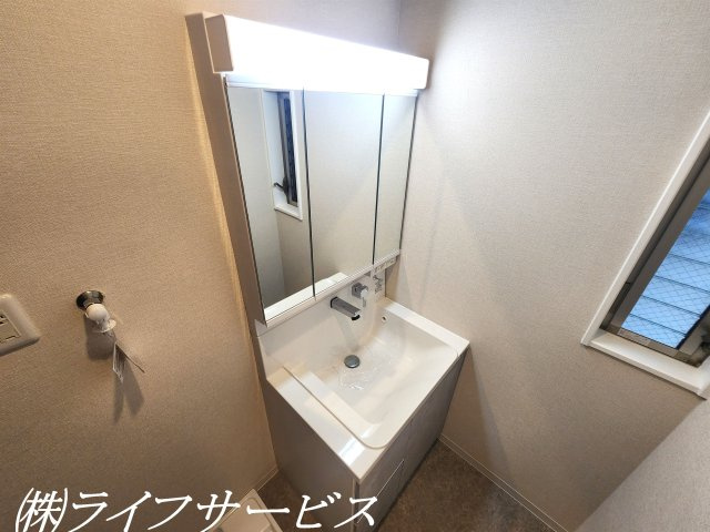 【洗面所】 | 十八条２丁目中古戸建 | 三面鏡、シャワー付洗面化粧台