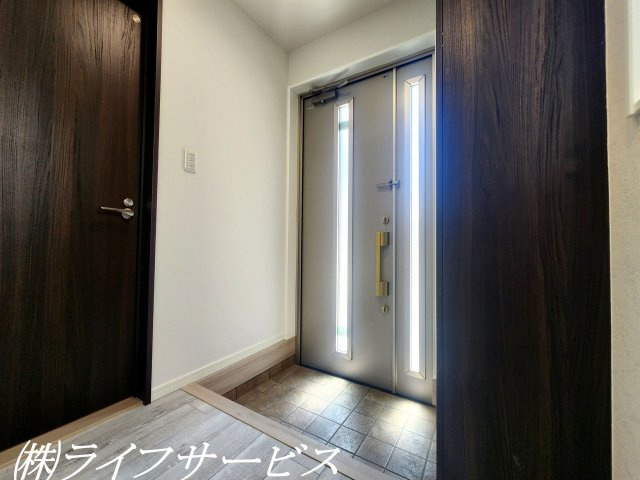 【玄関】 | 十八条２丁目中古戸建 | 玄関/天井高のシューズボックス有