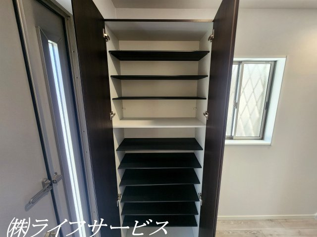 【玄関】 | 十八条２丁目中古戸建 | 玄関/天井高のシューズボックス有