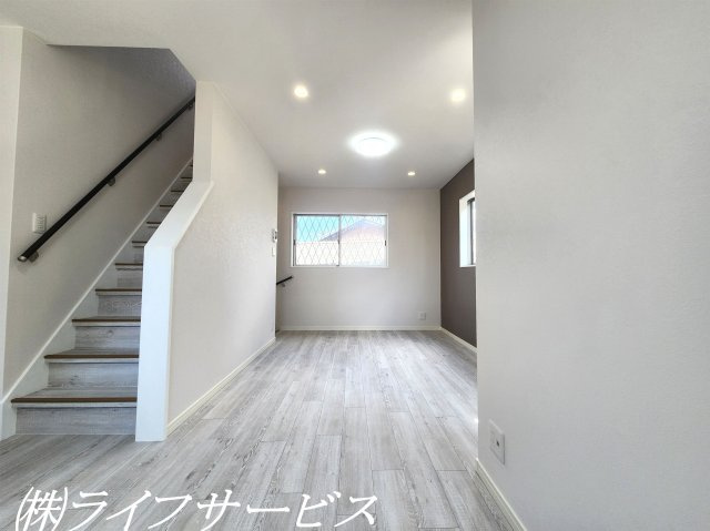 【居間・リビング】 | 十八条２丁目中古戸建 | ＬＤＫ１２.６帖／開口部多数あり！陽当り良好！