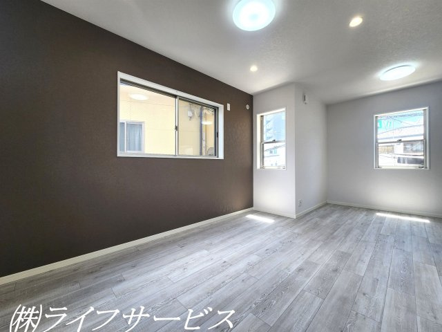 【居間・リビング】 | 十八条２丁目中古戸建 | ＬＤＫ１２.６帖／開口部多数あり！陽当り良好！