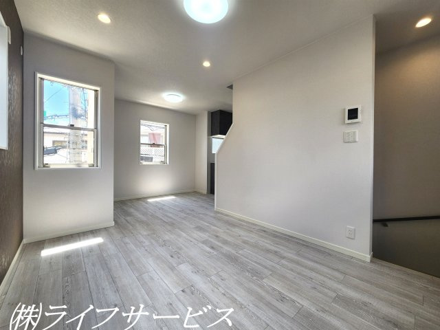 【居間・リビング】 | 十八条２丁目中古戸建 | ＬＤＫ１２.６帖／開口部多数あり！陽当り良好！