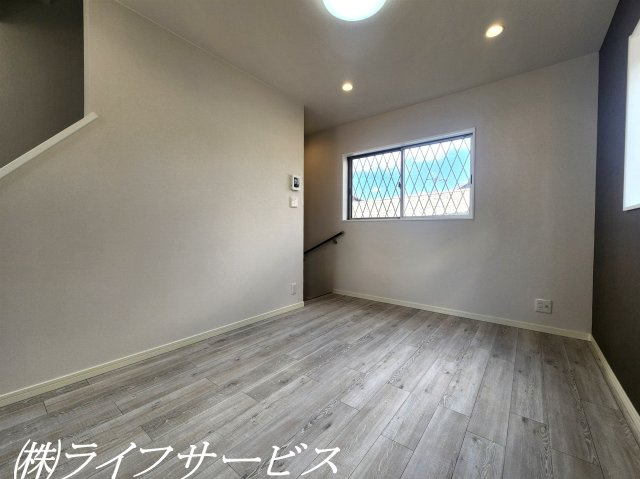 【居間・リビング】 | 十八条２丁目中古戸建 | ＬＤＫ１２.６帖／開口部多数あり！陽当り良好！