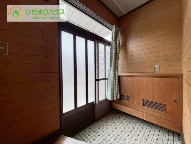 いわき市小名浜大原字中野地　中古戸建の玄関|玄関収納充実。明るい光が差し込む清潔感あふれる玄関。