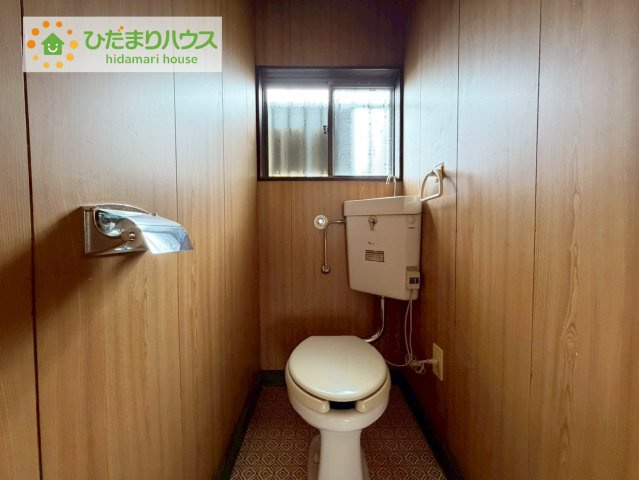 いわき市小名浜大原字中野地　中古戸建のトイレ|小窓がついており、優しい光が入ります