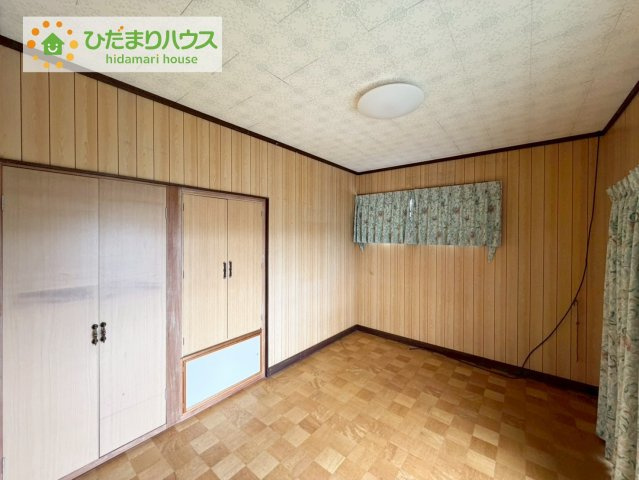 いわき市小名浜大原字中野地　中古戸建の寝室|バルコニーに面していて、たっぷり光りの入る明るい主寝室です！