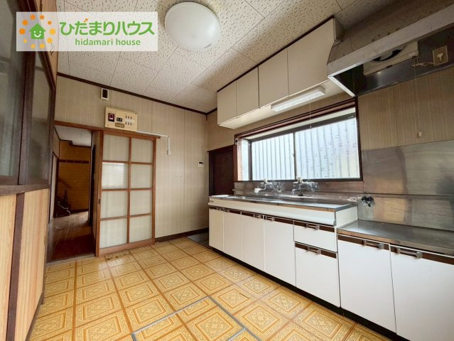 いわき市小名浜大原字中野地　中古戸建のキッチン|広々キッチン、弊社でリフォーム工事もお受付できます