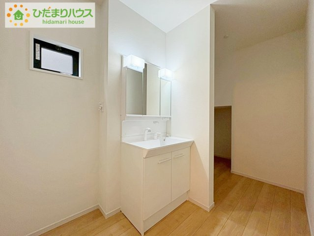 ひたちなか市稲田1期　新築戸建の独立洗面台|三面鏡裏収納には化粧品や洗面用品類をすっきり整理できます(#^^#)