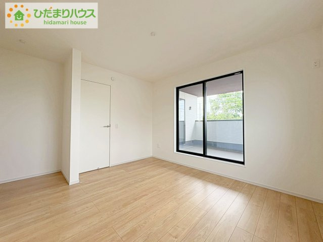 ひたちなか市稲田1期　新築戸建の洋室|バルコニーに面していて、たっぷり光りの入る明るい主寝室です！