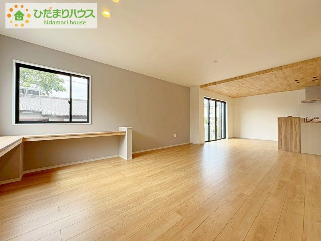 ひたちなか市稲田1期　新築戸建の居間・リビング|リビング大きな窓からは、暖かな日の光が降り注ぎます・・・