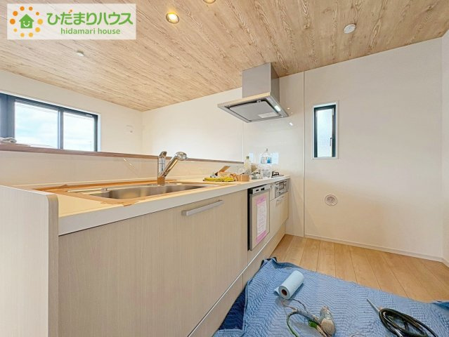 ひたちなか市稲田1期　新築戸建のキッチン|盛り付け台に、朝ごはんに。便利なカウンター付き