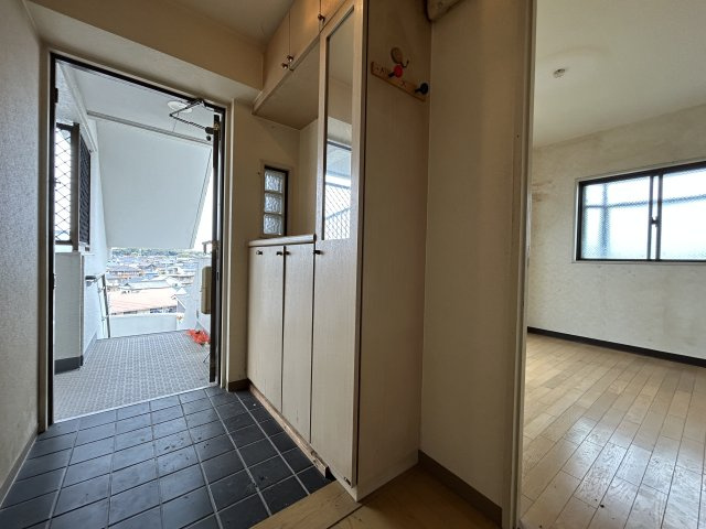 真栄マンション新舞子E棟の玄関|玄関別角度☆　収納豊富！