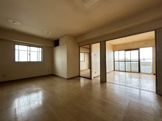 真栄マンション新舞子E棟の居間・リビング|LDK17.6帖☆