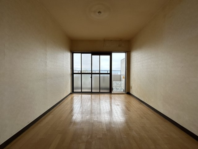 真栄マンション新舞子E棟の洋室|リビング別角度☆