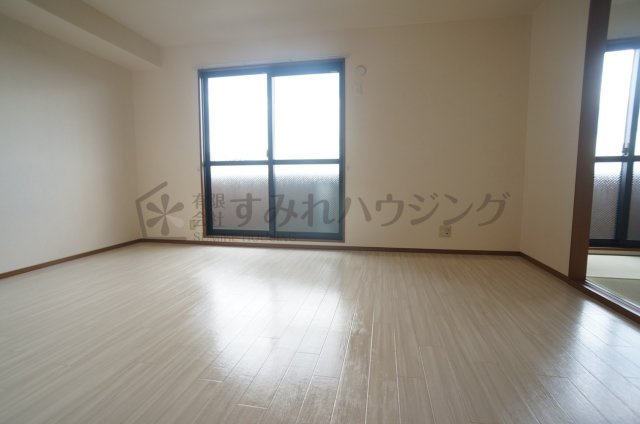 プルーリオンの居間・リビング|参考、同建物・同間取りの号室