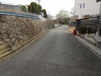 【前面道路含む現地写真】 | 川西市萩原3丁目6の18　建築条件無土地