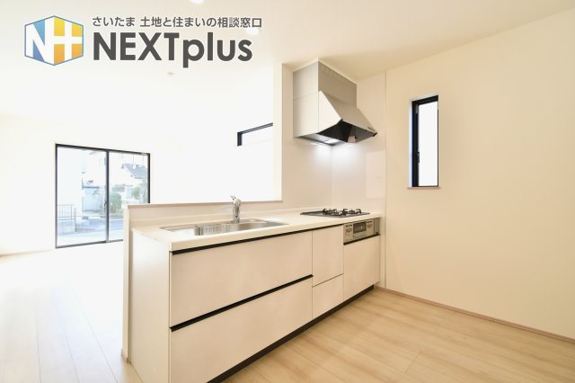 伊奈町栄四丁目76番　全1棟の居間・リビング|大きな窓から柔らかな陽光が差し込む、約13.1帖の明るいリビング。ナチュラルな色調で統一され、どんな家具も美しく映えます。心地よい風が通り抜ける、家族の団らんにぴったりな憩いの場です。