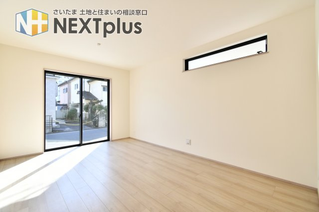 伊奈町栄四丁目76番　全1棟の居間・リビング|対面式キッチンからリビング全体を見渡せる開放的なレイアウト。料理中も家族との会話が弾みます。無駄のないシンプルな空間設計により、ライフスタイルに合わせた自由なインテリアコーディネートが楽しめます。