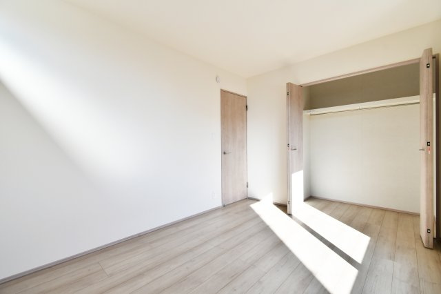 伊奈町栄四丁目76番　全1棟の洋室|洋室①：たっぷり収納できるワイドなクローゼット付き。ハンガーパイプ付きで、丈の長い衣類もシワを気にせず整理可能。お部屋を広く使える収納力は毎日の身支度をスムーズにし、スッキリとした暮らしを叶えます。